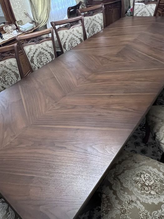 Мебель и стол и стулья