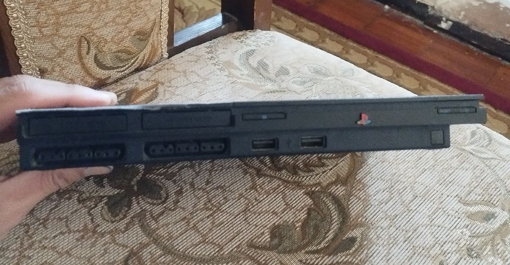 Sony Playstation 2 slim ideal.