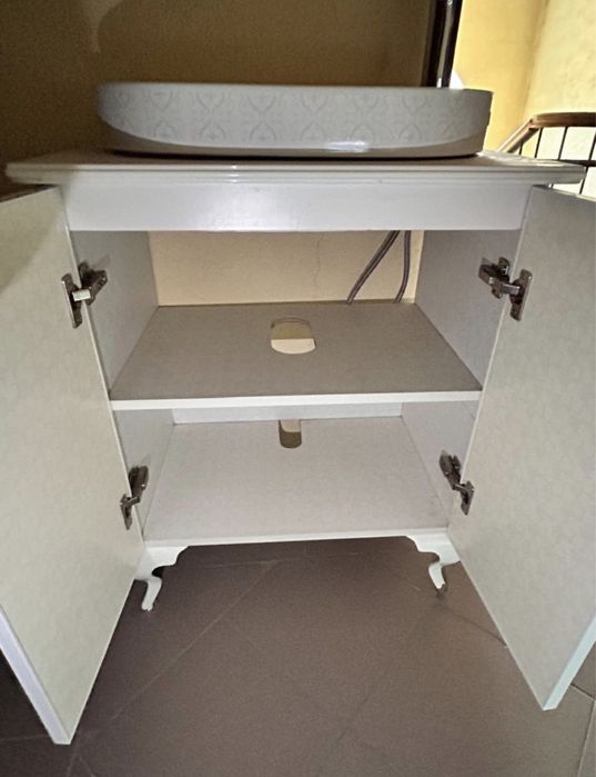 Раковина, шкаф, кран и биде