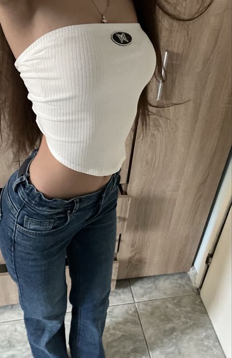 Бял топ с пеперуда