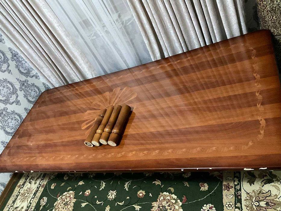 Продаётся крепкий деревянный стол (б/у)