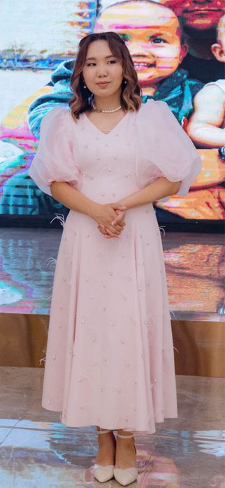 Платье розовое с перьями