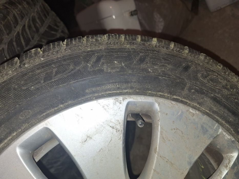 Продавам  зимни гуми 16 ки свалени от ауди а 4. Гумите са на един сезо