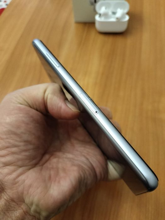 Samsung A8+. Науш.