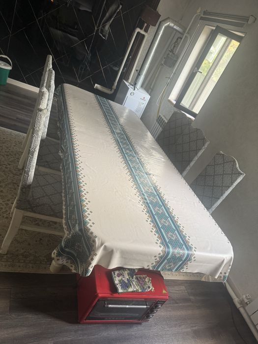 Срочно продам кухонный стол со стульями