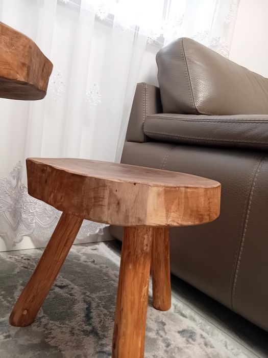 Măsuță si scaunele din lemn de nuc.