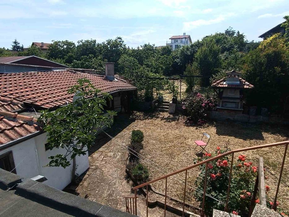 Дава се под наем Къща в Черноморец - 350 кв.м за 104.55 € - Снимка #1