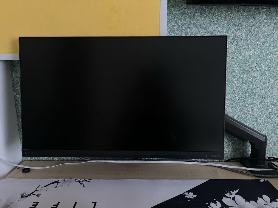 Монитор 240 герц с кронштейном