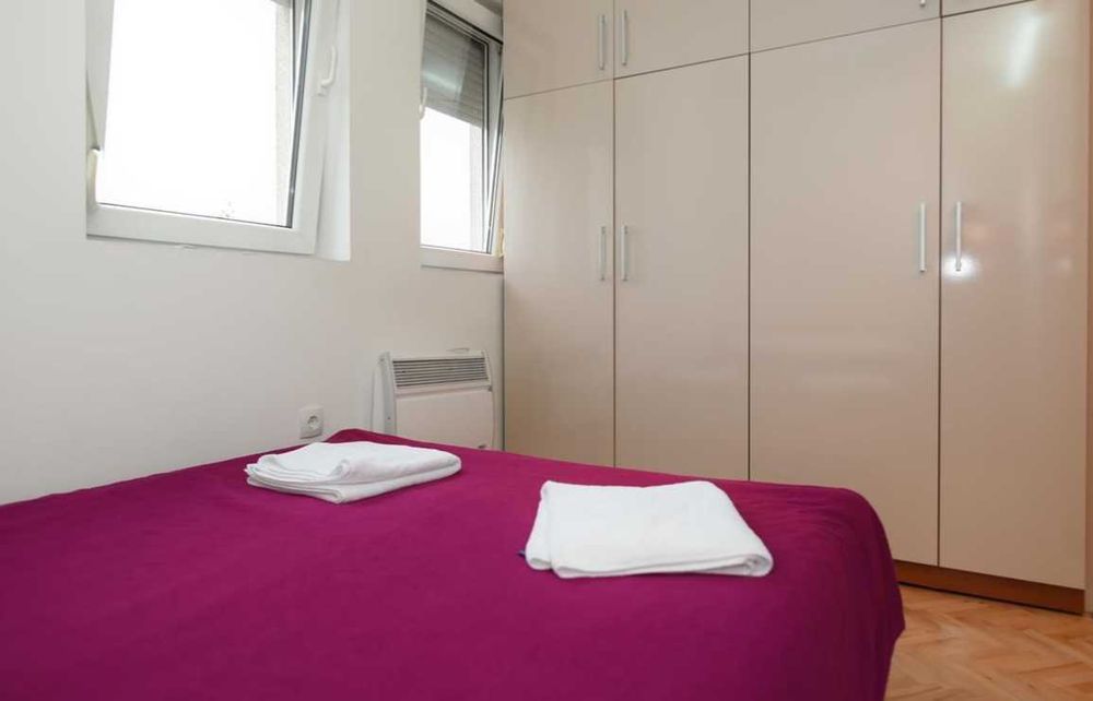 Дава се под наем Тристаен апартамент в Пловдив, Център - 80 кв.м за 214.2 € - Снимка #2