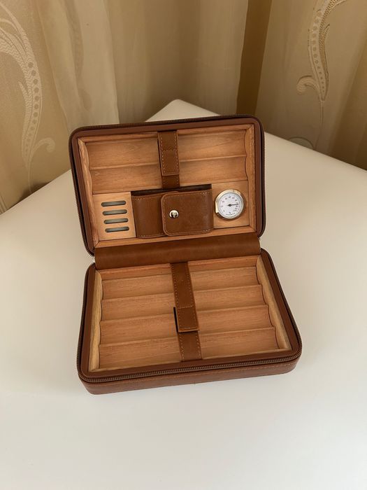 Преносим хумидор за 6 пури – естествена кожа, кедър, хигрометър