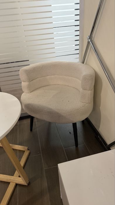 Два кресла в молочном оттенке