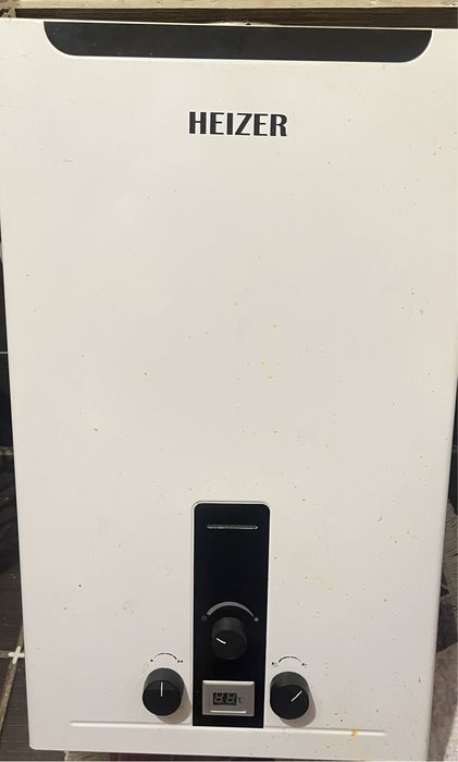 Шкаф и водонагреватель