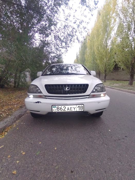 Машина Lexus RX 300