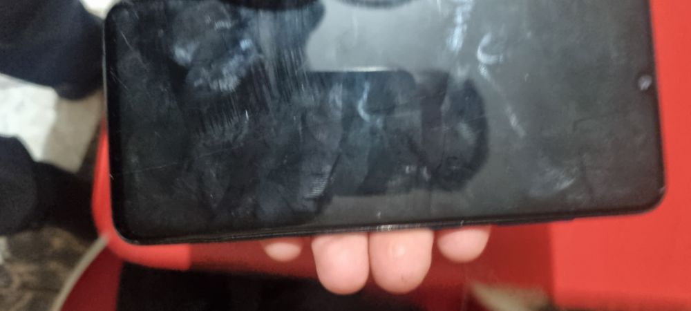 Vand telefoane pentru piese au parola