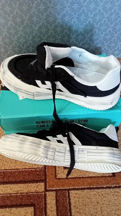 Кроссовки . Новые