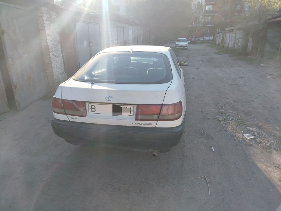 Автомобиль Тойота Карина е