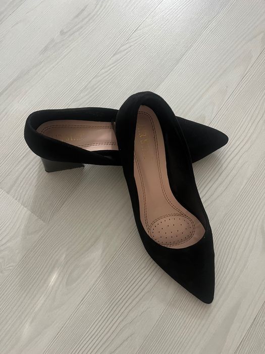 Дамски велурени обувки с нисък ток