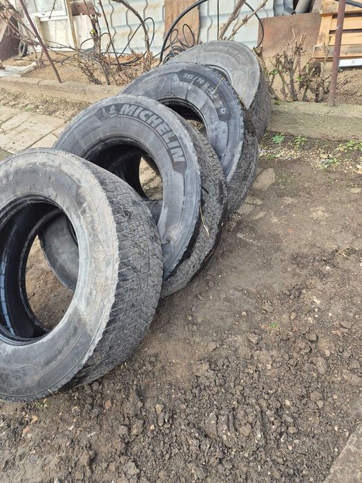 Vând 4 cauciucuri camion