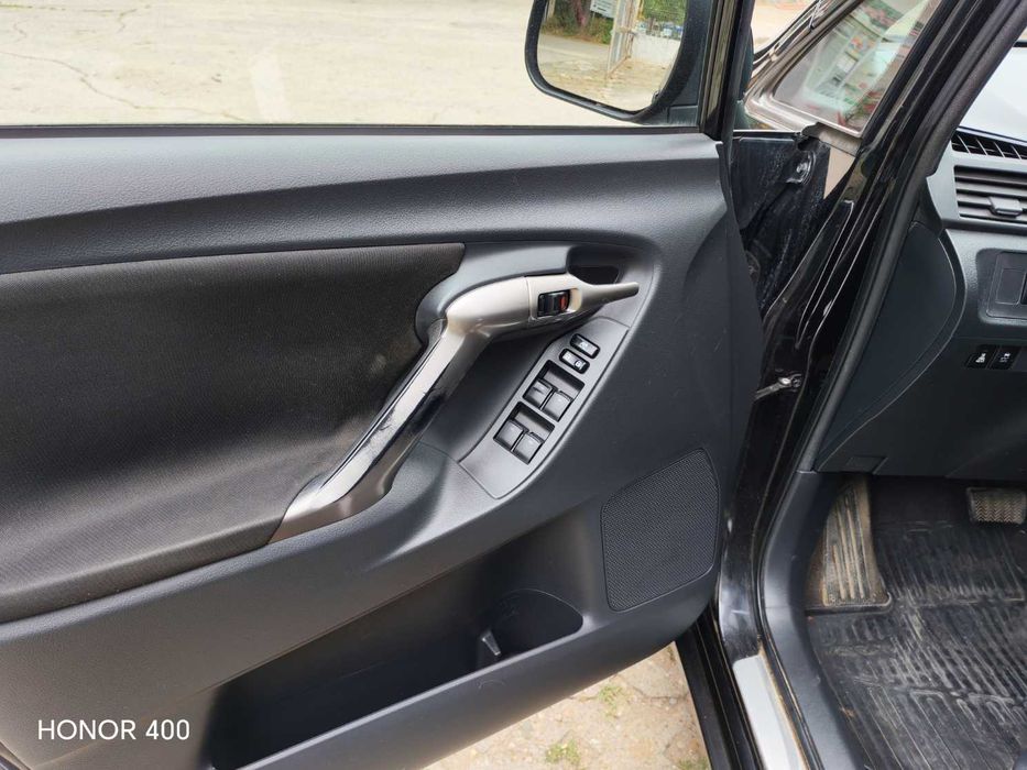 Продавам лек автомобил TOYOTA VERSO в отлично състояние