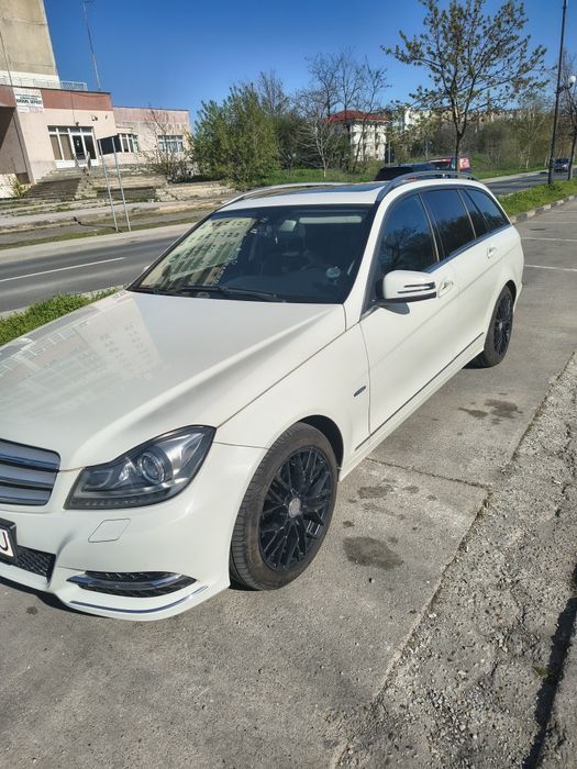 Mercedes Benz  breack de culoare alb