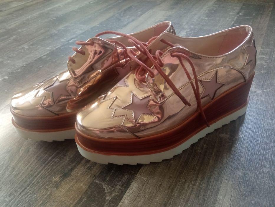 Дамски обувки на платформа