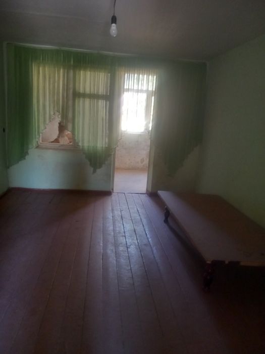 Uy sotiladi 1 etaj narxini kelishamiz kami bor 3 xona