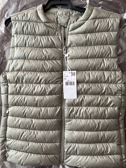 Чисто нов дамски елек MANGO, размер XS.