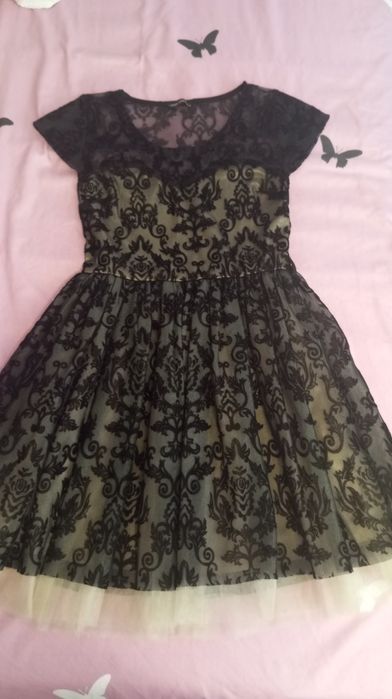 Vând rochie din dantela culoarea neagră