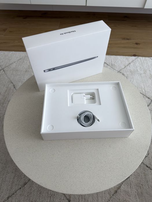 MacBook Air 13-inch Apple M1 / 8GB RAM / 256GB SSD - Sănătate Baterie 89% (Ca Nou)