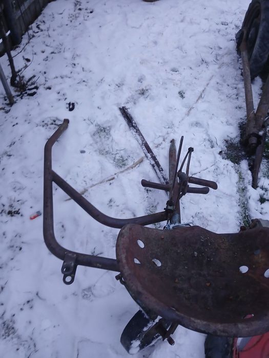 Se vinde două cositori și două scaune