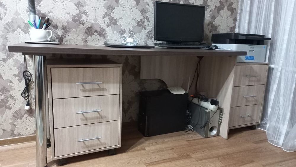 Продам стол и тумбы