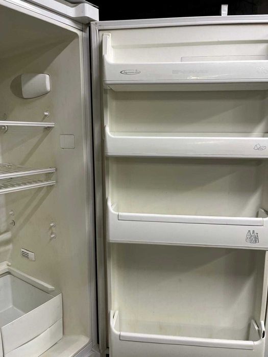 Хладилник с фризер за вграждане