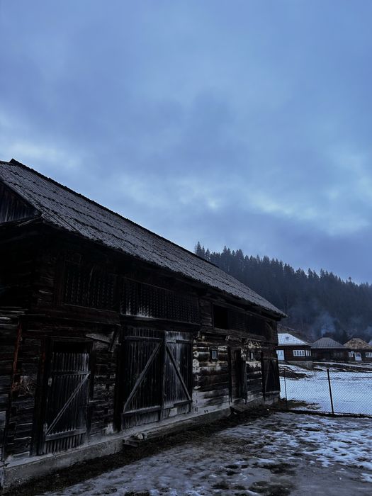 De vânzare clădire din lemn – grajd