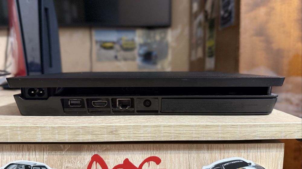 Продавам PS4 с 1 джойстик и 1 игра