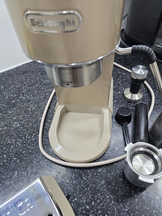 Кофеварка DeLonghi Dedica Arte 885