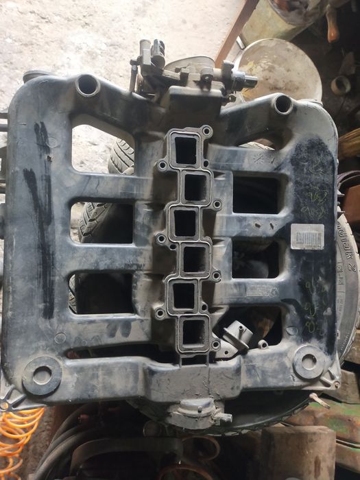 Продам. Коллектор впускной Крайслер 300м.