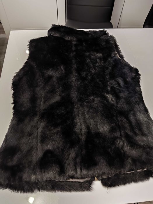 Дамски черен пухкав елек