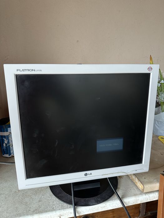 Monitorul LG Flatron L1717S functional , cabluri incluse