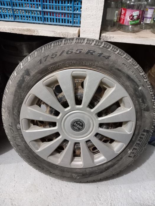 Roti cu genti de tabla și cauciucuri de iarna și capace