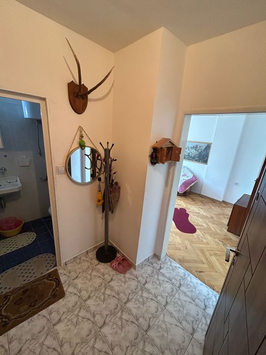 Продава гарсониера в идеалния център на Хасково, 32.7 кв.м. 8-ми етаж южно изложение светла и топла с мазе и ниски разходи.