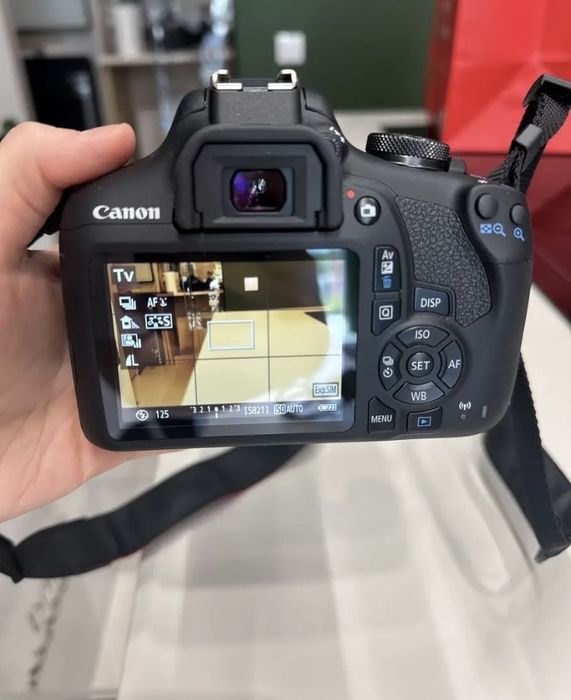 Canon EOS 2000D - полная комлектация, отличное состояние