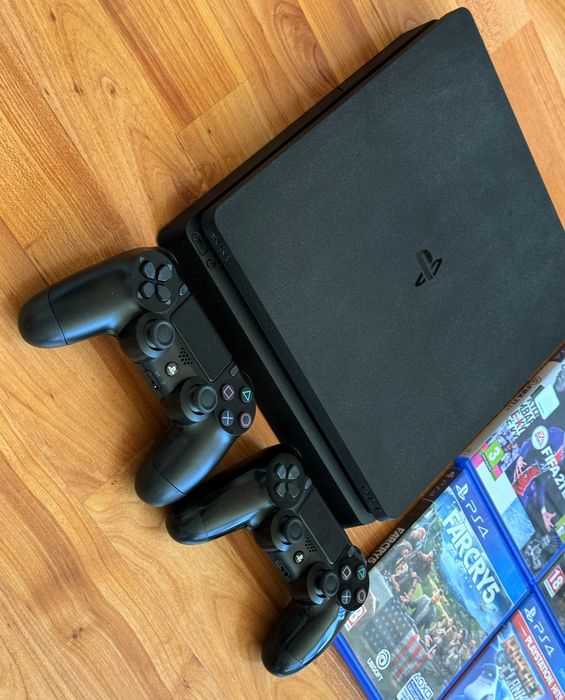 [ PS4 > 1000GB PlayStation 4 Slim с 2 джойстика и 4 игри