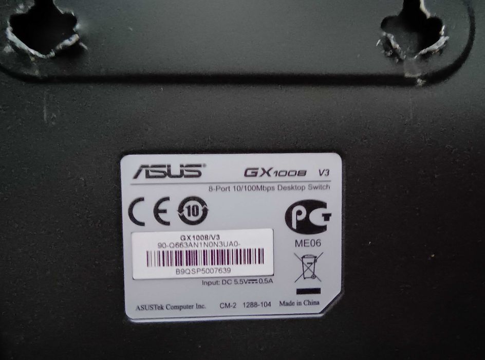 Switch Asus GX-1008, 8 porturi RJ-45 x 100 Mbps. Perfect funcțional.