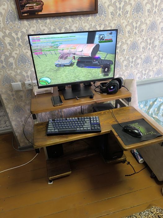 Продаю компьютерный стол