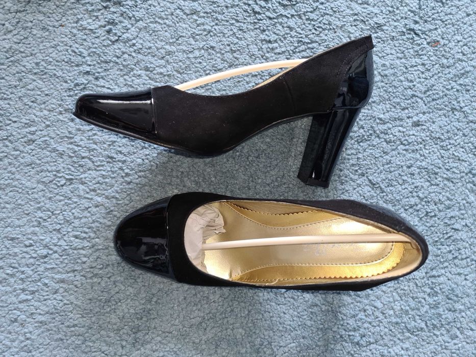 Vand pantofi piele și lac, stare impecabila