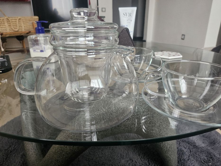 Стъклен чайник с цедка и две чашки