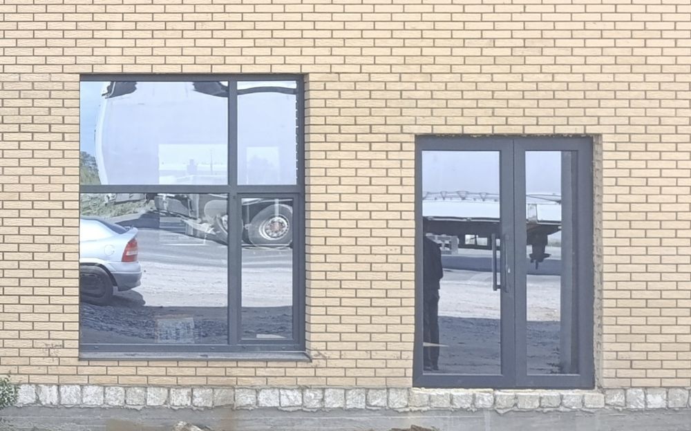 Окна, двери, перегородки и витражи