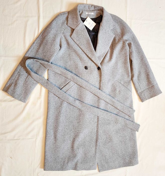 Новое стильное светло-серое пальто
