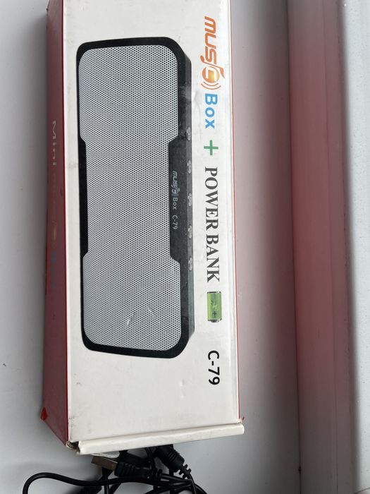 Мини музыкальная колонка плюс пауэрбенд.