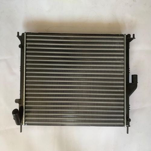 Radiator racire Dacia Logan 04.2008-2012 (1.5dci 48/50/62kw Fara Ac); Dacia Sandero 06.2008-2012 (1.5 Dci 63kw Fara Ac/ 1.2 55kw Cu Ac / 1.6 64kw Cu Ac); Duster 2010-2017 motor 1,6 16v, 1,5 dci, 586x415x23mm- Fagure Deteriorat